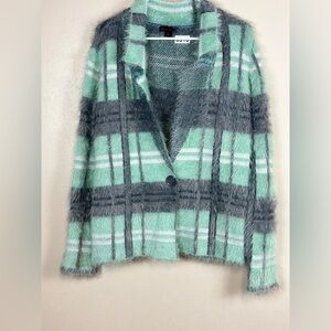 JW style p2p-20” length 24” super soft material fuzzy size small. Are medium